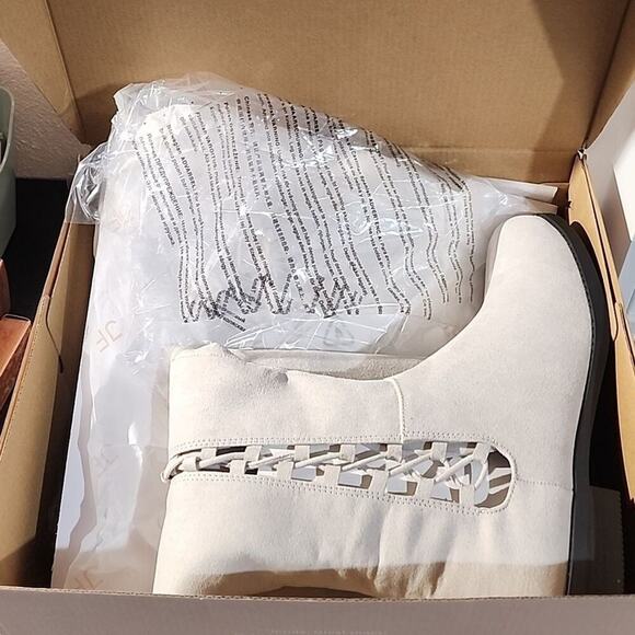 Boots - Picture 4 of 5